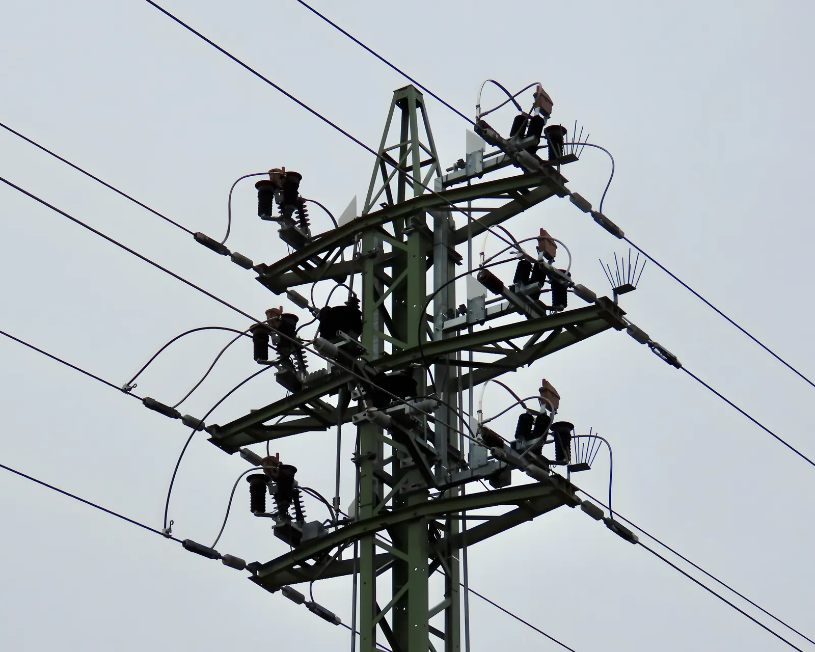 Detail nového úsekového odpínače VN 22&nbsp;kV na příhradovém stožáru u&nbsp;Jirkova