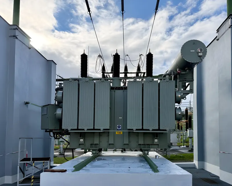 Nový transformátor 110/35&nbsp;kV na opraveném betonovém stání mezi požárními stěnami v&nbsp;rozvodně Děčín